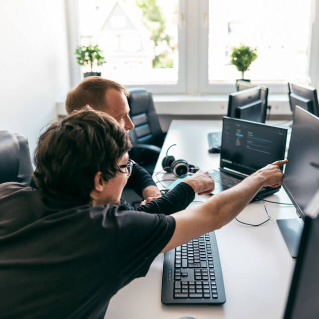 Lorent IT Mitarbeiter zeigt weiterem Mitarbeiter