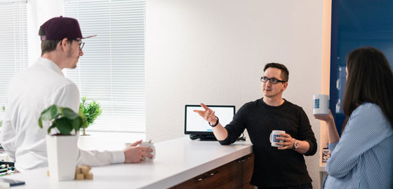 Lorent IT Mitarbeiter unterhalten sich in der Küche